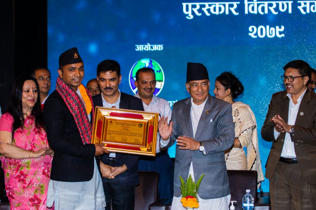 Suresh Rajak receiving award