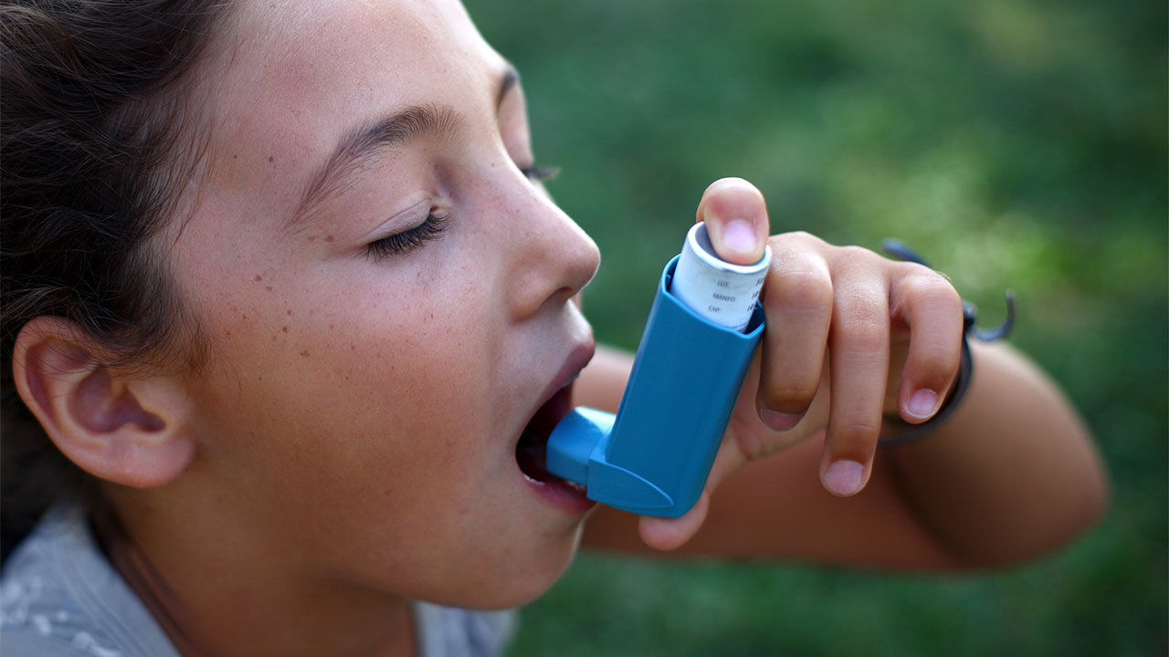 girl with an asthma inhaler