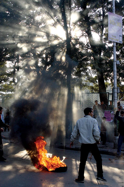 Together the seven parties plus the Maoists launched the pro-democracy street protests on 6 April 2006. 