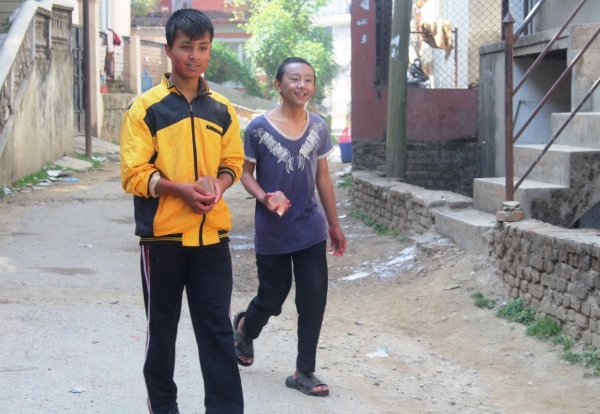 Early in the morning determined youngsters walk the roads looking for easy targets to throw their ‘lolas’ –water balloons- when they’re least prepared in Kusunti.