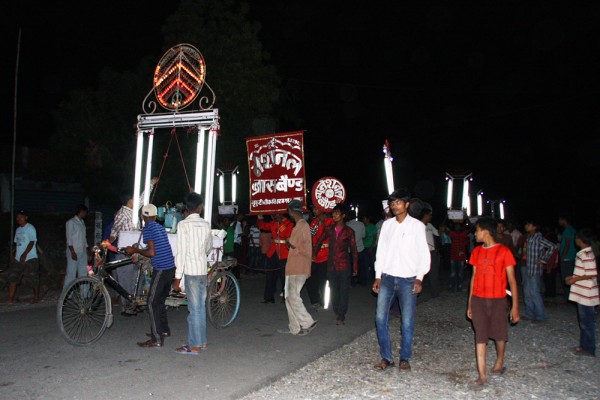 The wedding procession advances towards the wedding venue.
