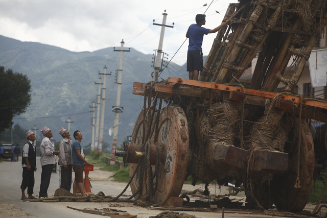 Dismantling Rato Machhindranath chariot