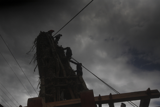 Dismantling Rato Machhindranath chariot