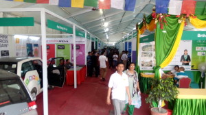 Mahindra Reva e20 electric vehicles being displayed. 