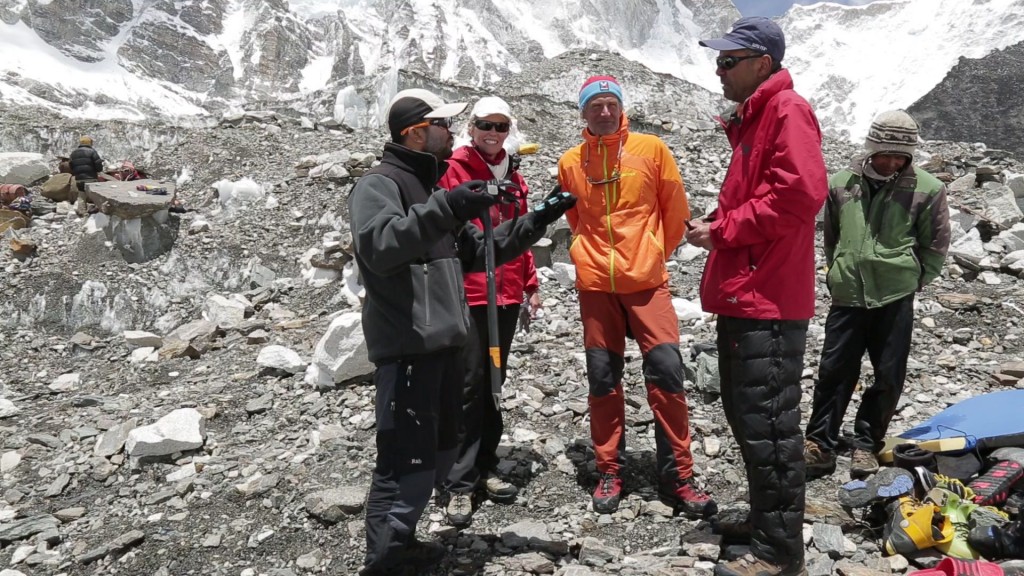 The clean-up team in conversation with SPCC Chairman Ang Dorje Sherpa. 