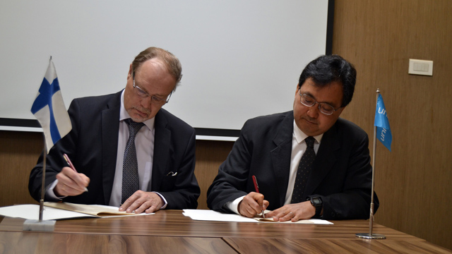 Jorma Suvanto, the Ambassador of Finland to Nepal and Tomoo Hozumi, UNICEF Representative to Nepal sign agreement to co-finance recovery and reconstruction of WASH facilites. Photo: UNICEF